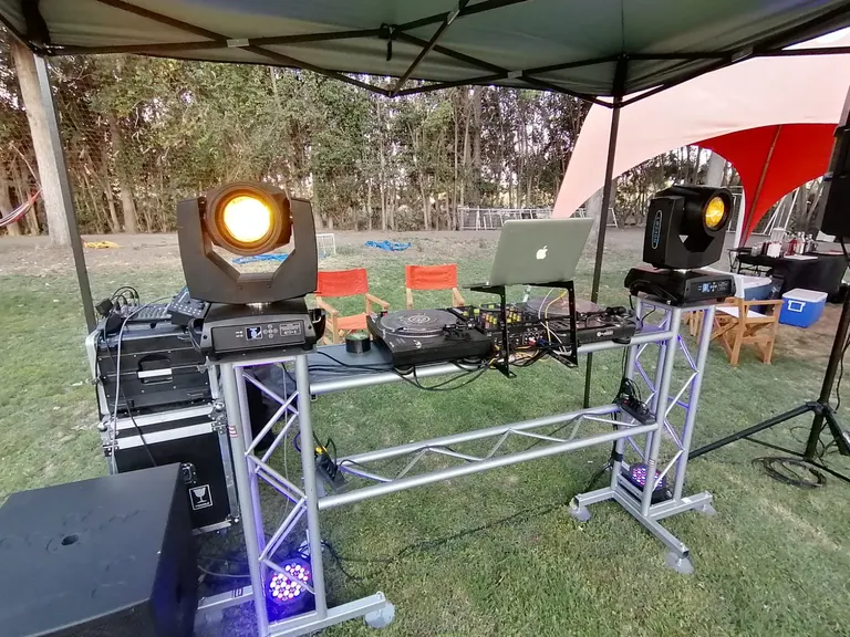 Iluminación de evento con cabezas móviles y truss